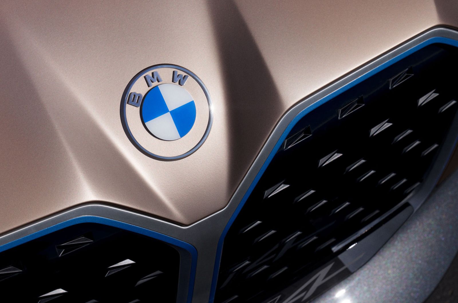 BMW Cập Nhật Logo Mới Để Đánh Dấu Chương Mới BMW Concept i4